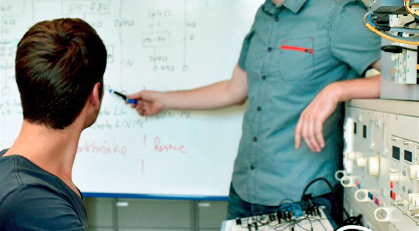Elektrikerelev fr praktisk undervisning af faglrer i et lringsmilj.